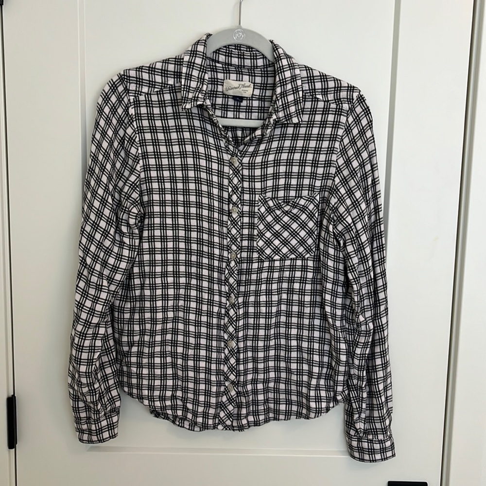 Universal Thread size M long-sleeved black & white plaid flannel button-down